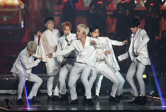 Gambar Foto iKON Nyanyikan Lagu Andalan 'Love Scenario' di Melon Music Awards 2018