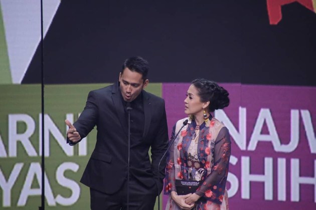 Foto Tora Sudiro dan Mieke Amalia Membacakan Nominasi 'Presenter Talkshow Berita Terfavorit' di Panggung Panasonic Gobel Awards 2018