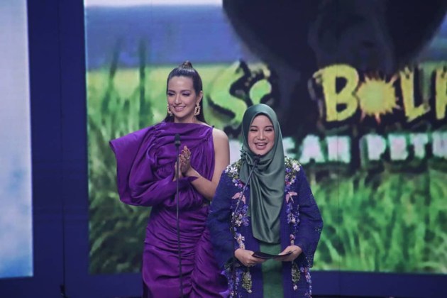 Foto Nia Ramadhani dan Chacha Frederica Membacakan Nominasi 'Program Anak Terfavorit' di Panasonic Gobel Awards 2018