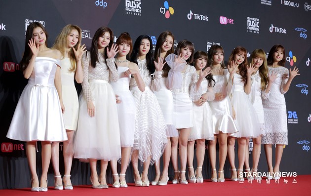 Gambar Foto IZ*ONE di Red Carpet MAMA 2018 Korea