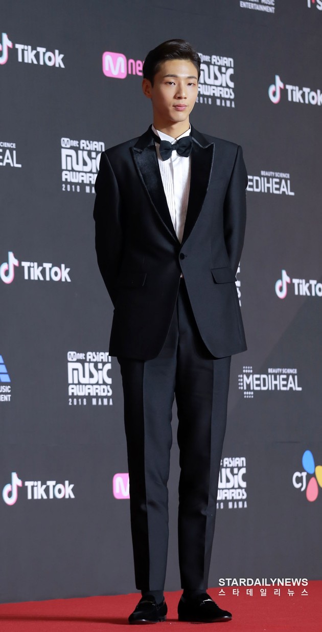 Gambar Foto Ji Soo di Red Carpet MAMA 2018 Korea