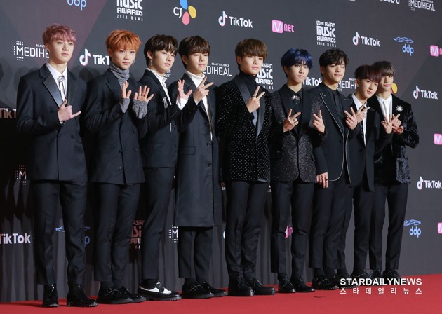 Gambar Foto Stray Kids di Red Carpet MAMA 2018 Korea