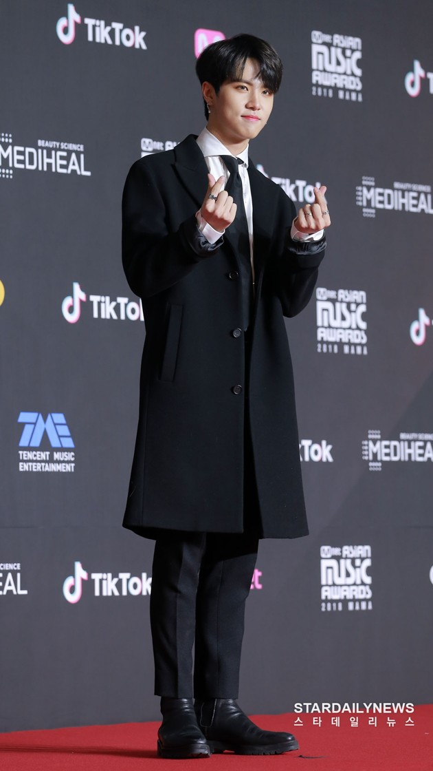 Gambar Foto Kim Dong Han di Red Carpet MAMA 2018 Korea