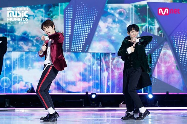 Gambar Foto Hyeongseop X Euiwoong Saat Nyanyikan Lagu 'Love Tint'