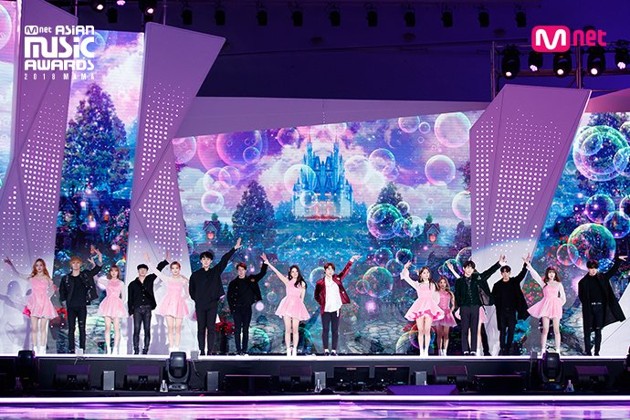 Gambar Foto Kolaborasi Imut Fromis 9 dan Hyeongseop X Euiwoong di Panggung MAMA 2018 Korea