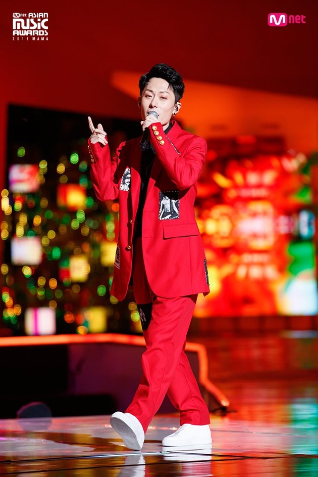 Gambar Foto Penyanyi Tiongkok Dean Ting Tampil Nyanyikan Lagu 'I Miss You'