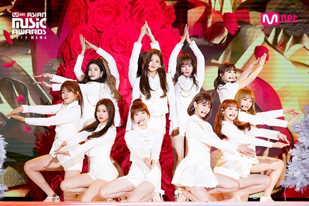 Gambar Foto IZ*ONE Saat Nyanyikan Lagu 'La Vie en Rose'