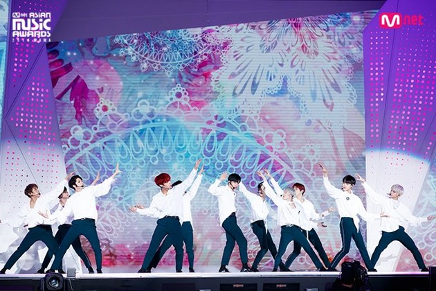 Gambar Foto Wanna One Saat Nyanyikan Lagu 'Spring Breeze' di MAMA 2018 Korea