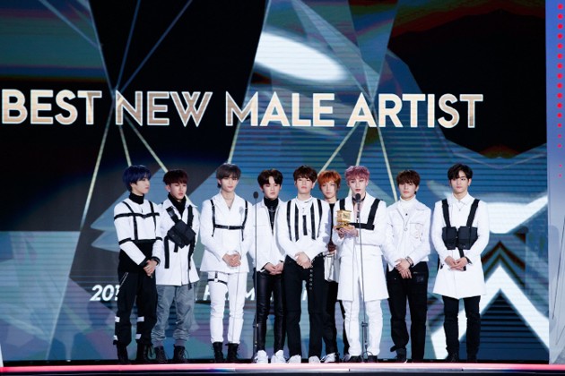 Gambar Foto Stray Kids Raih Piala Best New Artist