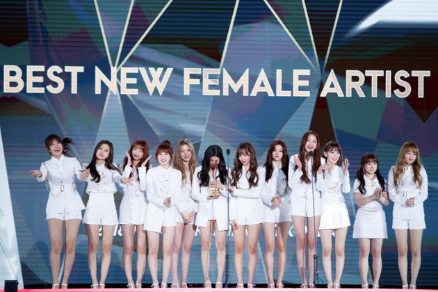 Gambar Foto IZ*ONE Raih Piala Best New Artist