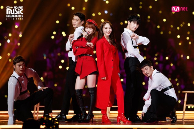 Gambar Foto Kolaborasi Moonbyul Mamamoo dan IZ*ONE Kim Chae Won di MAMA 2018 Jepang