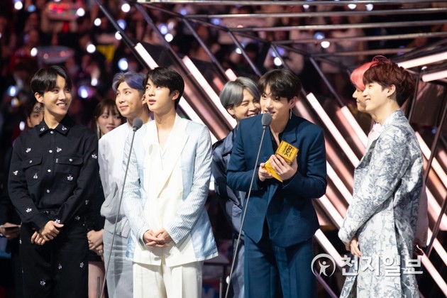 Gambar Foto BTS Saat Raih Piala Worldwide Icon of the Year