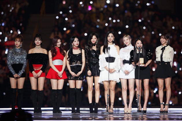 Gambar Foto Twice Raih Piala Favorite Female Dance Artist