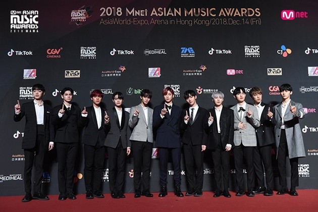 Gambar Foto Wanna One hadir di red carpet MAMA 2018 Hong Kong.