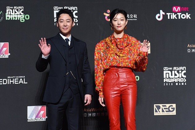 Gambar Foto Kim Dong Wook dan Lee El hadir di red carpet MAMA 2018 Hong Kong.