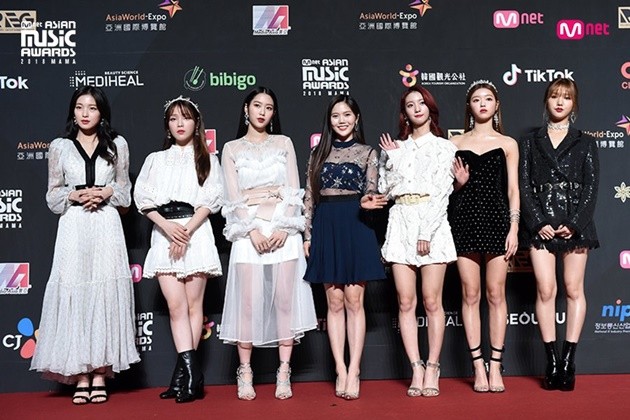 Gambar Foto Oh My Girl hadir di red carpet MAMA 2018 Hong Kong.