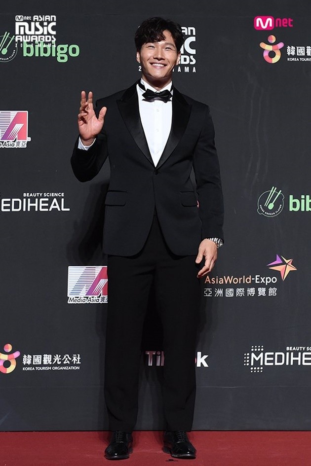 Gambar Foto Kim Jong Kook hadir di red carpet MAMA 2018 Hong Kong.