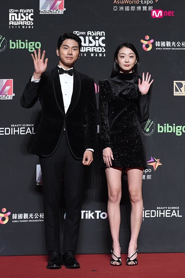 Gambar Foto Lee Yi Kyung dan Kim Dami hadir di red carpet MAMA 2018 Hong Kong.