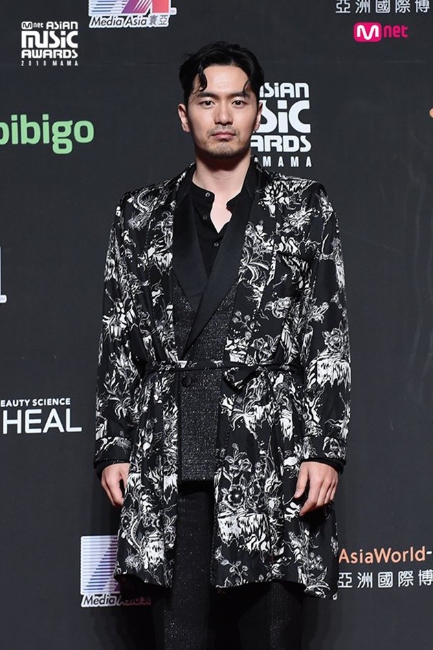 Gambar Foto Lee Jin Wook hadir di red carpet MAMA 2018 Hong Kong.