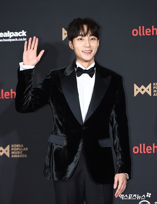 Gambar Foto Roy Kim tampak datang dengan senyum ceria di KPMA 2018.