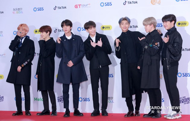 Gambar Foto Bangtan Boys di Red Carpet SBS Gayo Daejun 2018