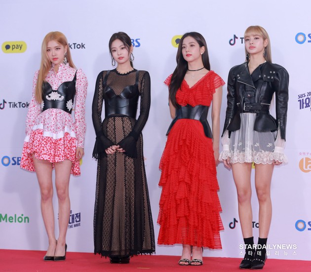 Gambar Foto Black Pink di Red Carpet SBS Gayo Daejun 2018