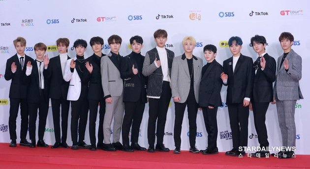 Gambar Foto Seventeen di Red Carpet SBS Gayo Daejun 2018