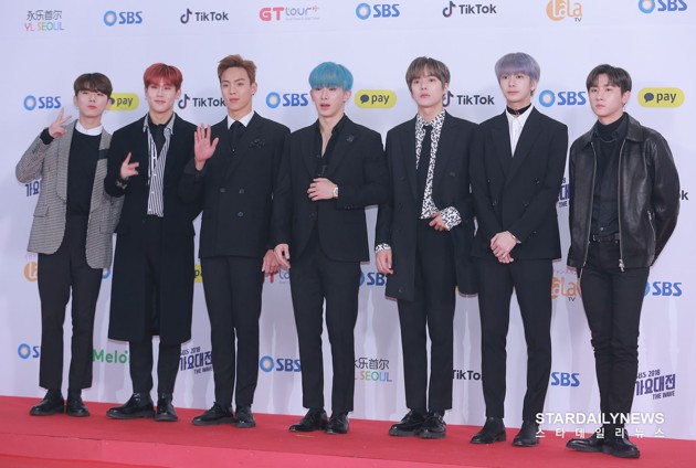 Gambar Foto Monsta X di Red Carpet SBS Gayo Daejun 2018