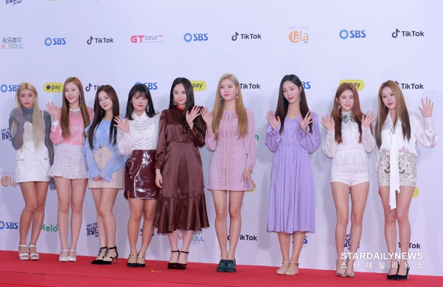 Gambar Foto Momoland di Red Carpet SBS Gayo Daejun 2018