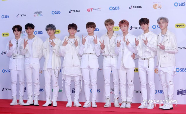 Gambar Foto Stray Kids di Red Carpet SBS Gayo Daejun 2018