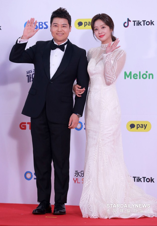 Gambar Foto Jun Hyun Moo dan Jo Bo Ah di Red Carpet SBS Gayo Daejun 2018