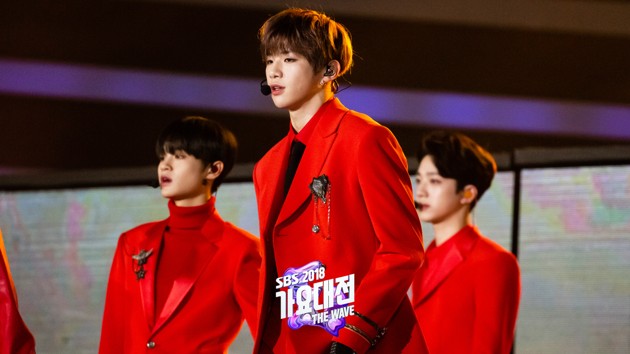 Foto Wanna One Menawan Kenakan Kostum Warna Merah di SBS Gayo Daejun 2018
