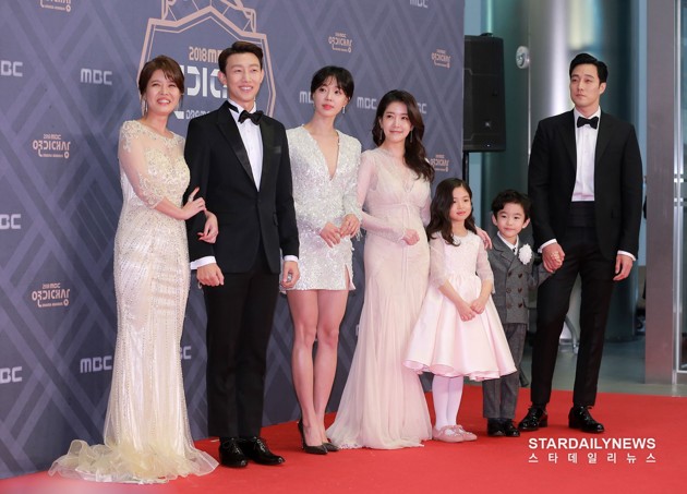 Foto Pemeran Drama 'Terius Behind Me' di Red Carpet MBC Drama Awards 2018