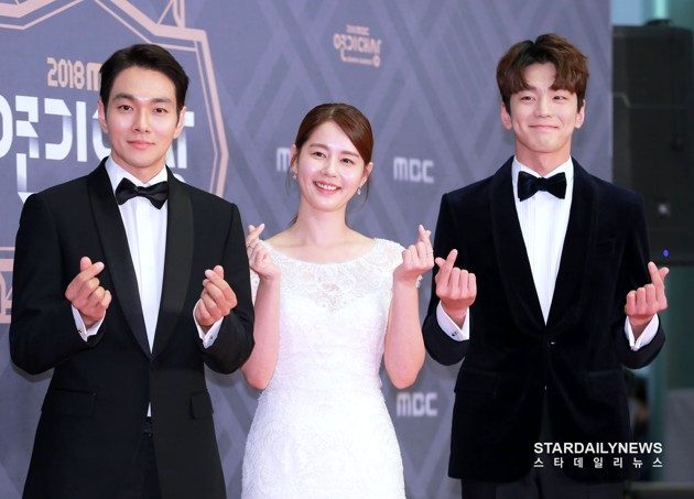 Gambar Foto Lee Kyu Han, Kim Joo Hyun dan Kim Min Kyu Wakili Drama 'Rich Family's Son' di Red Carpet MBC Drama Awards 2018