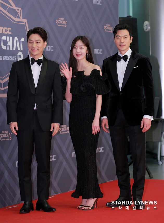 Gambar Foto Jung Sang Hoon, Sunhwa, Kim Kang Woo Wakili Drama 'My Husband, Mr. Oh!' di Red Carpet MBC Drama Awards 2018