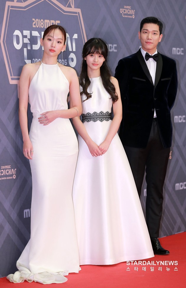 Foto Drama 'Come and Hug Me' Hadir diwakili oleh Jin Ki Joo, Ryu Han Bi dan Kim Kyung Nam di Red Carpet MBC Drama Awards 2018
