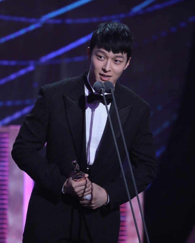 Gambar Foto Jang Ki Yong Raih Piala Excellence Award for an Actor in a Wednesday-Thursday Drama