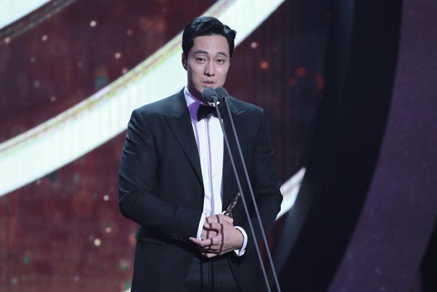 Gambar Foto So Ji Sub Raih Piala Daesang