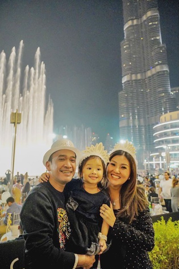 Gambar Foto Ruben Onsu dan Sarwendah Foto Pemandangan di Burj Khalifa