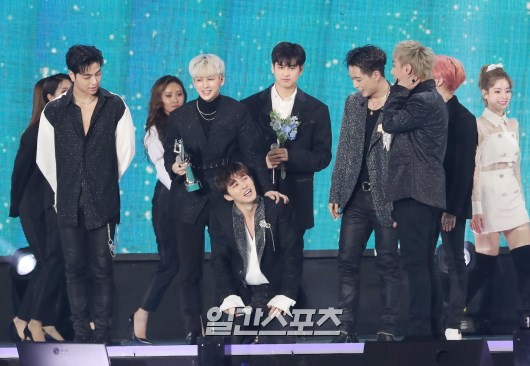 Foto iKON berhasil meraih piala Bonsang dan Daesang di Golden Disc Awards 2019 divisi digital.