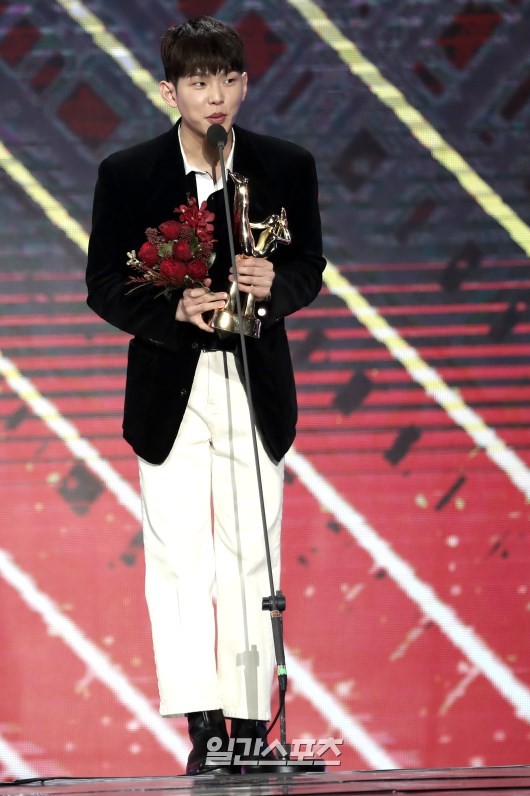 Gambar Foto Paul Kim meraih piala Best OST di Golden Disc Awards 2019 divisi album fisik.