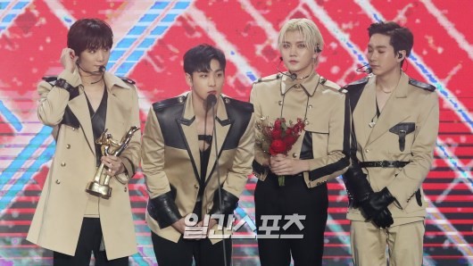 Gambar Foto NU'EST W meraih piala Bonsang di Golden Disc Awards 2019 divisi album fisik.