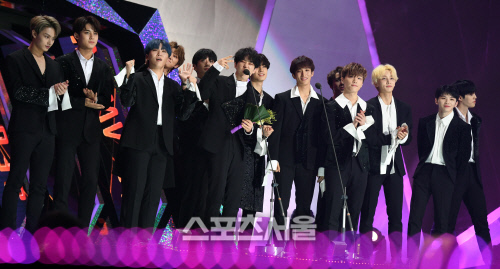 Gambar Foto Seventeen Raih Piala Bonsang