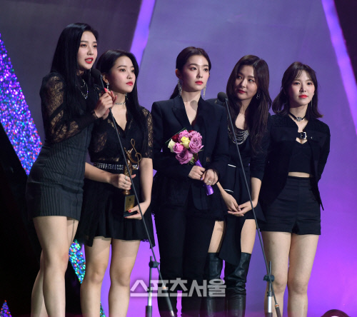 Gambar Foto Red Velvet Raih Piala Bonsang