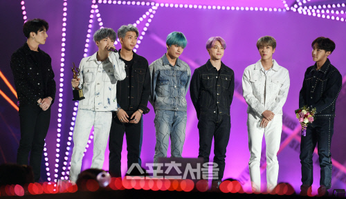 Gambar Foto Bangtan Boys Saat Terima Piala Best Album