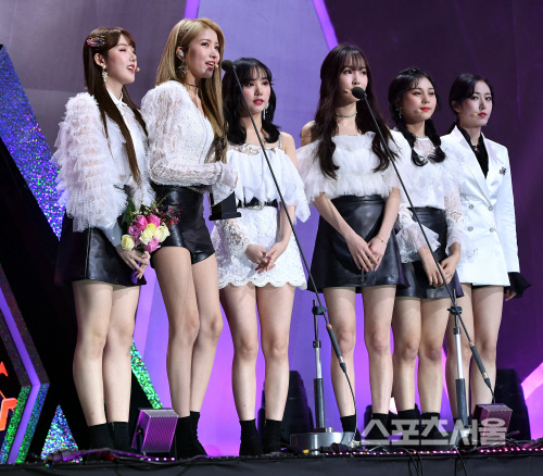 Gambar Foto G-Friend Raih Piala Dance Performance Award