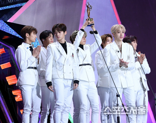 Gambar Foto Stray Kids Raih Piala Rookie Award