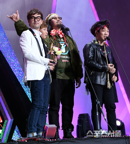 Gambar Foto Crying Nut Raih Piala Band Award