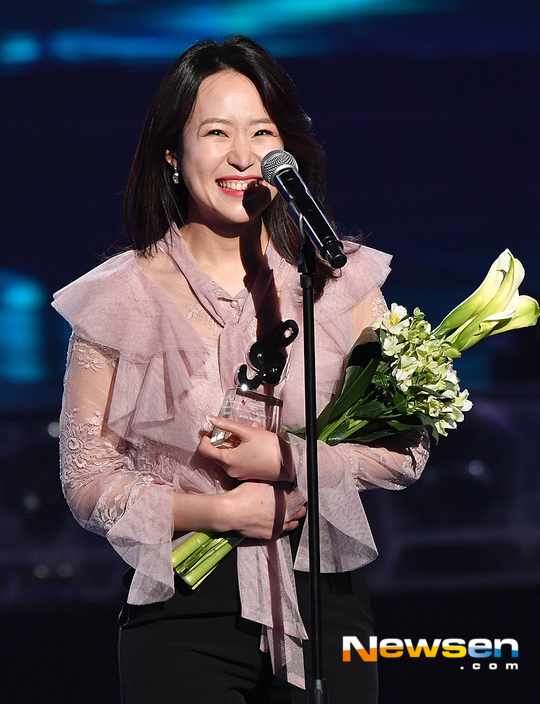 Gambar Foto Seo Ji Eum Raih Piala Lyricist of the Year