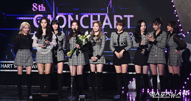 Gambar Foto Twice Raih Piala Artist of The Year Bulan April dan Juli